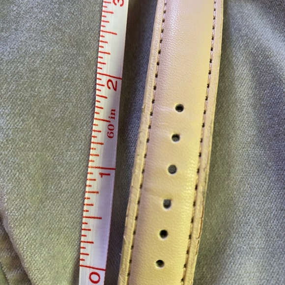 Ladies fashion gold tone watch with quartz face, and a cream faux leather band. - Picture 10 of 11